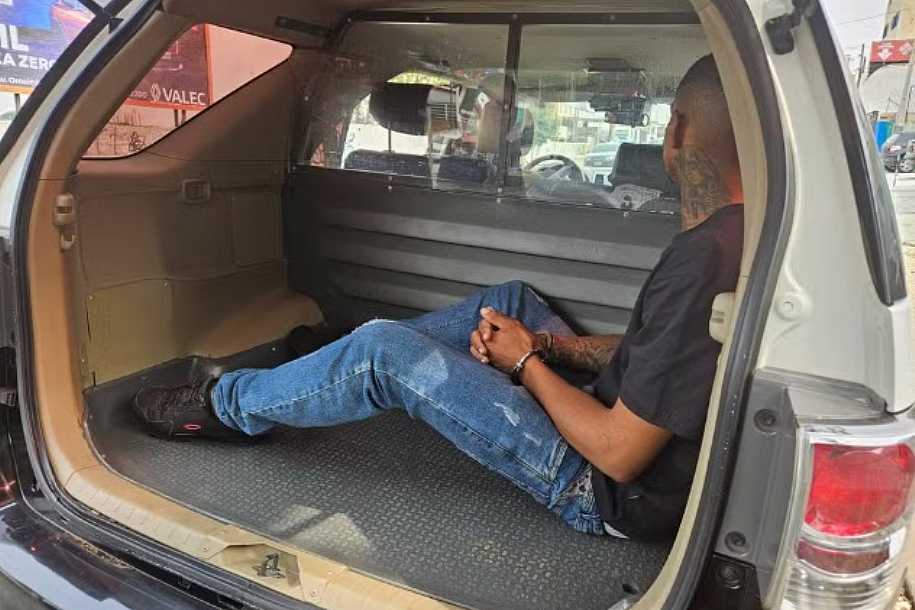 Jovem é preso suspeito de matar namorado encontrado em terreno baldio com faca alojada em Catanduva