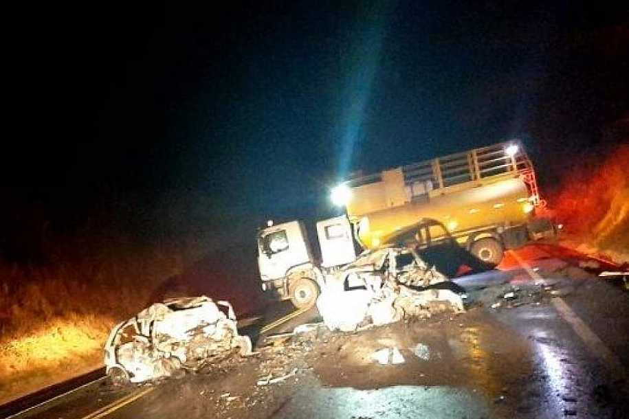 Carros batem em rodovia, pegam fogo e quatro pessoas morrem carbonizadas