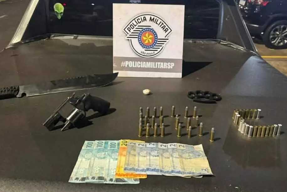 Homem é preso por posse de arma restrita e drogas após ameaças em via pública em Fernandópolis