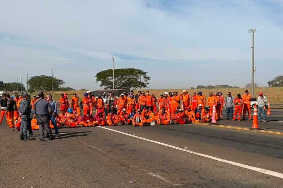 Trabalhadores da duplicação da BR-153 fecham pedágio em protesto e liberam passagem de veículos sem cobrança