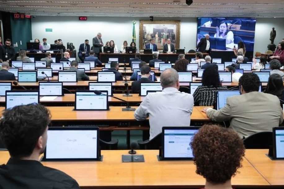 Deputados aprovam PEC de redução da maioridade penal