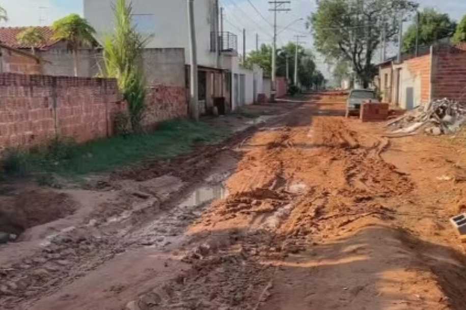 Moradores enfrentam buracos e lama por atraso em obra de R$ 10 milhões em Araçatuba