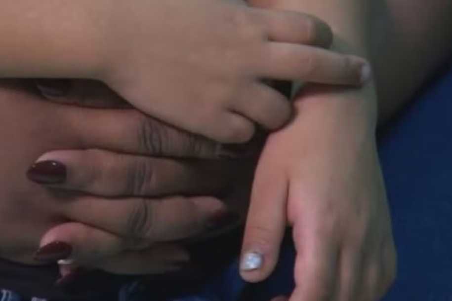 Mãe revela que percebeu mudança de comportamento do filho antes de descobrir agressão com chinelo em escola: ´Muito triste´