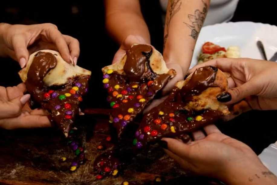 Borda ´vulcão´ de chocolate une pizza salgada e sobremesa na mesma fatia: ´Amor à primeira mordida´, brinca gerente