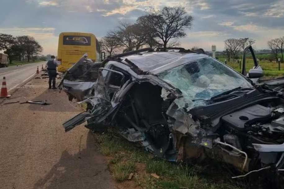 Acidente entre ônibus, caminhão e caminhonete deixa motorista ferido na Assis Chateubriand em José Bonifácio