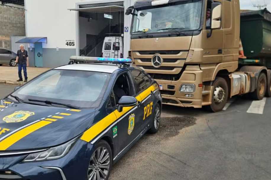 PRF apreende carreta com 3 toneladas de maconha no noroeste de SP