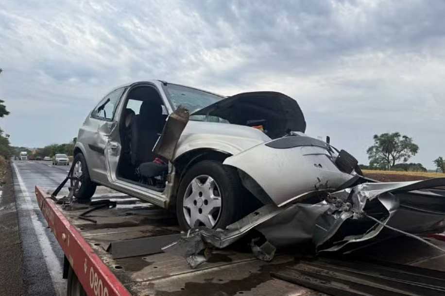 Motorista morre ao bater carro de frente com caminhão em Rio Preto