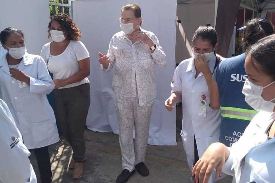 Aos 90 anos, Silvio Santos recebe vacina contra a covid-19