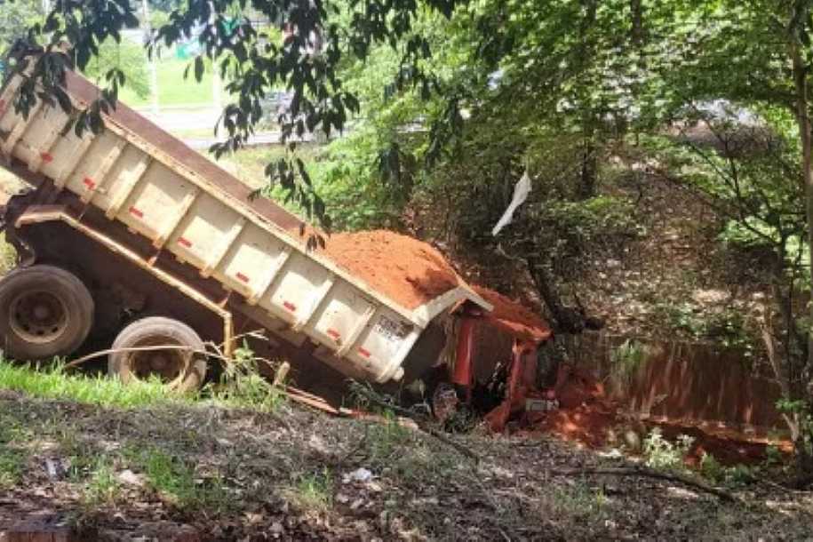 Caminhão desgovernado bate em carro parado, atinge poste de energia e cai dentro de córrego em Rio Preto