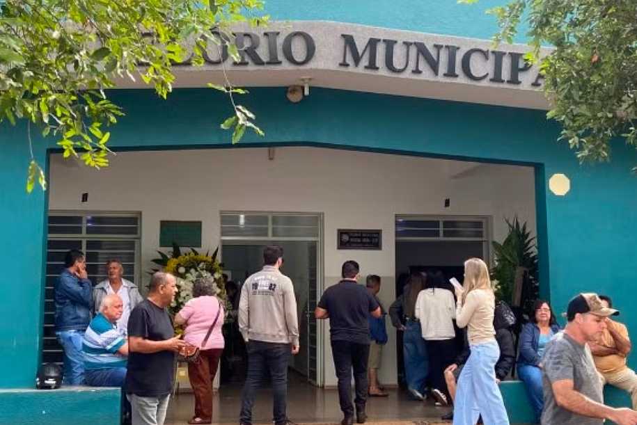 Piloto de 24 anos que morreu após avião cair em campo é velado em Jales
