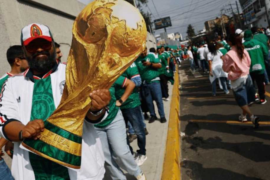 México abre a Copa em meio a paixão, festas e protestos