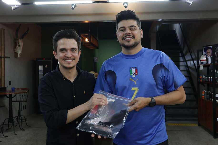 Sertanejo Cristiano doa cabelo ao Instituto do Câncer do Hospital de Base de Rio Preto