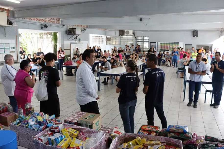 Alunos de escola pública doam lacres, tampinhas e alimentos ao Hospital do Câncer de Catanduva