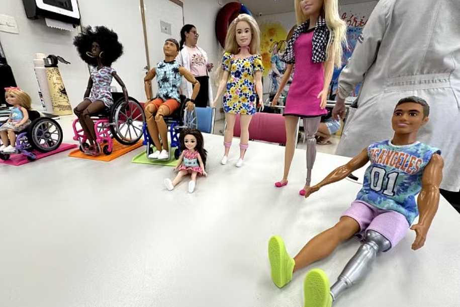 Bonecos com deficiências físicas e Síndrome de Down auxiliam crianças durante tratamento em centro de reabilitação: ´Experiência acolhedora´