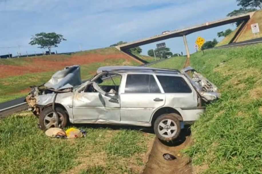 Motorista morre e passageira fica ferida após carro invadir a pista contrária e capotar em Jales