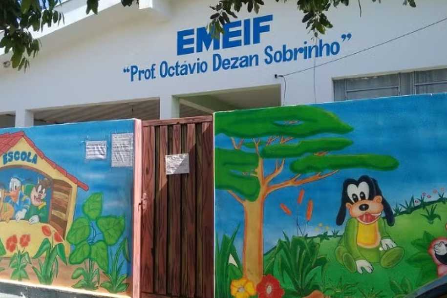 Amostras de água são colhidas para análise após surto de virose entre alunos e funcionários provocar suspensão das aulas em escola