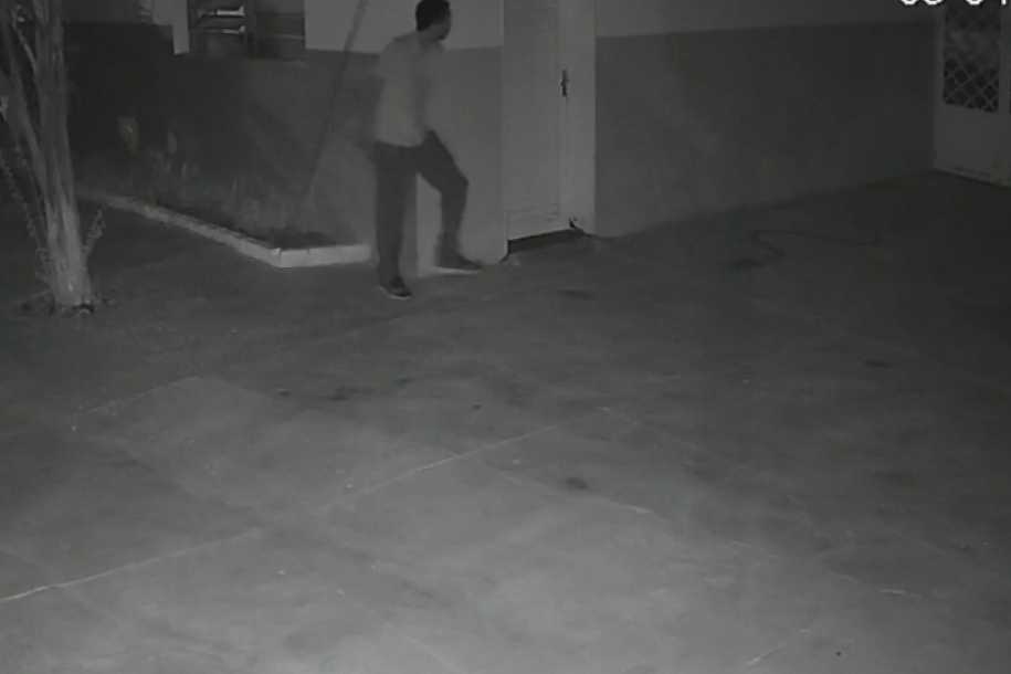 Câmera de segurança flagra homem invadindo escola e furtando chocolates que seriam doados para crianças