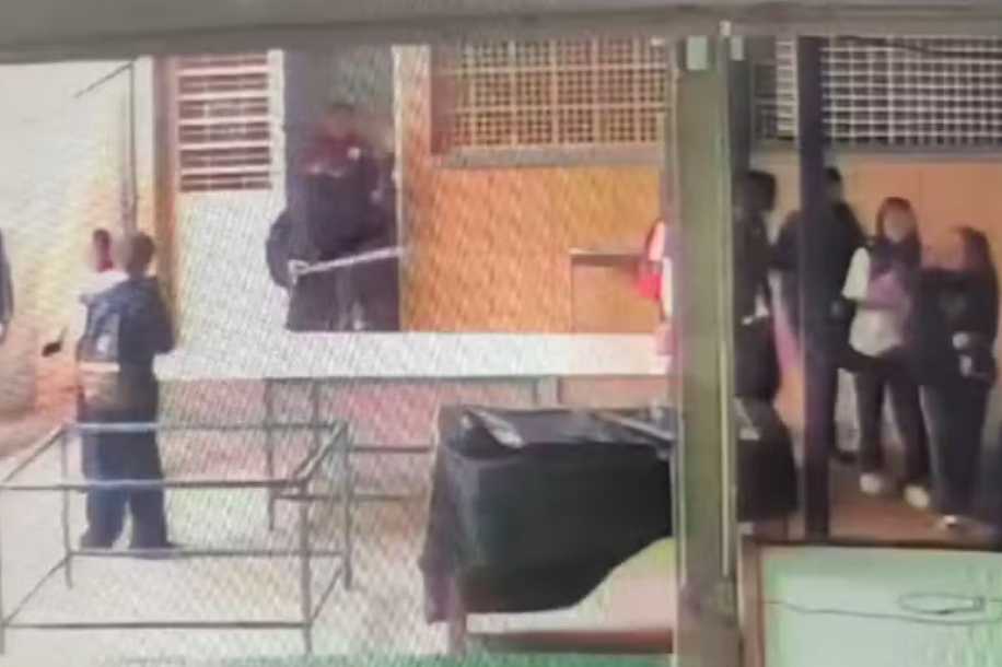Câmera registra aluno segurando pá antes de atingir adolescente na cabeça em escola cívico-militar