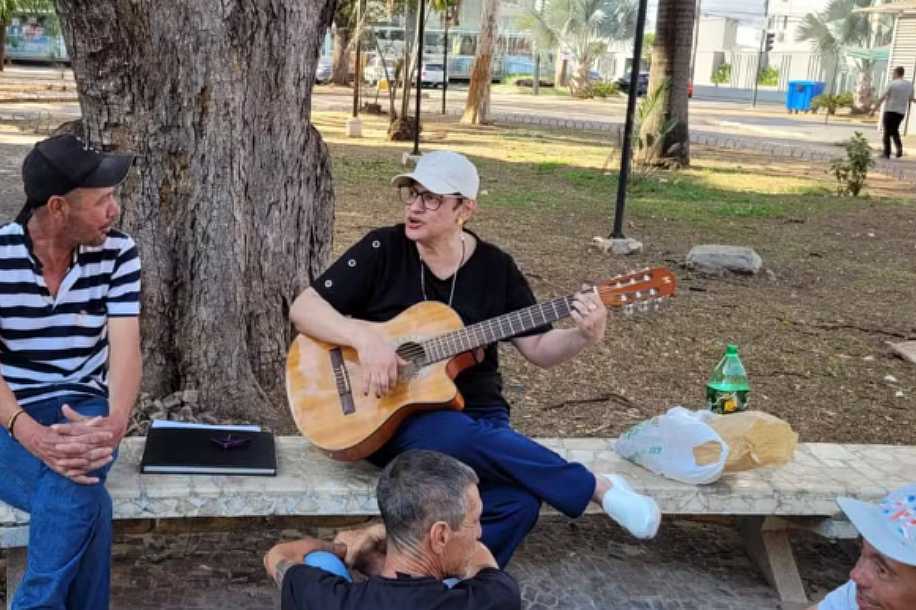 Psicóloga transforma vida de pessoas em vulnerabilidade social por meio da música: ´Acolhidas e incluídas´