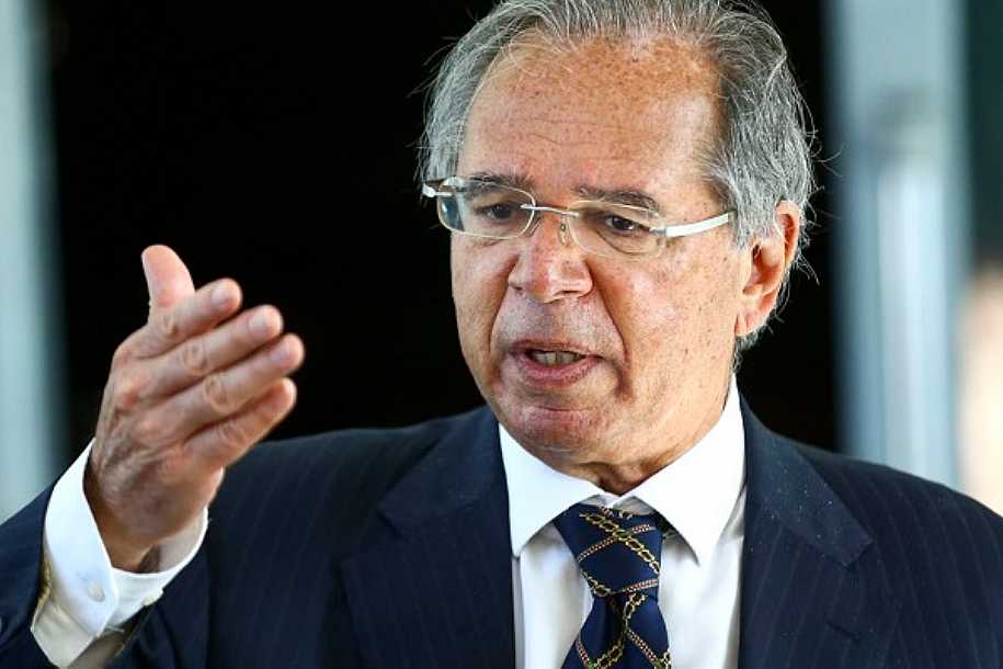 Guedes defende cortar tributo para bancar piso salarial de profissionais de enfermagem