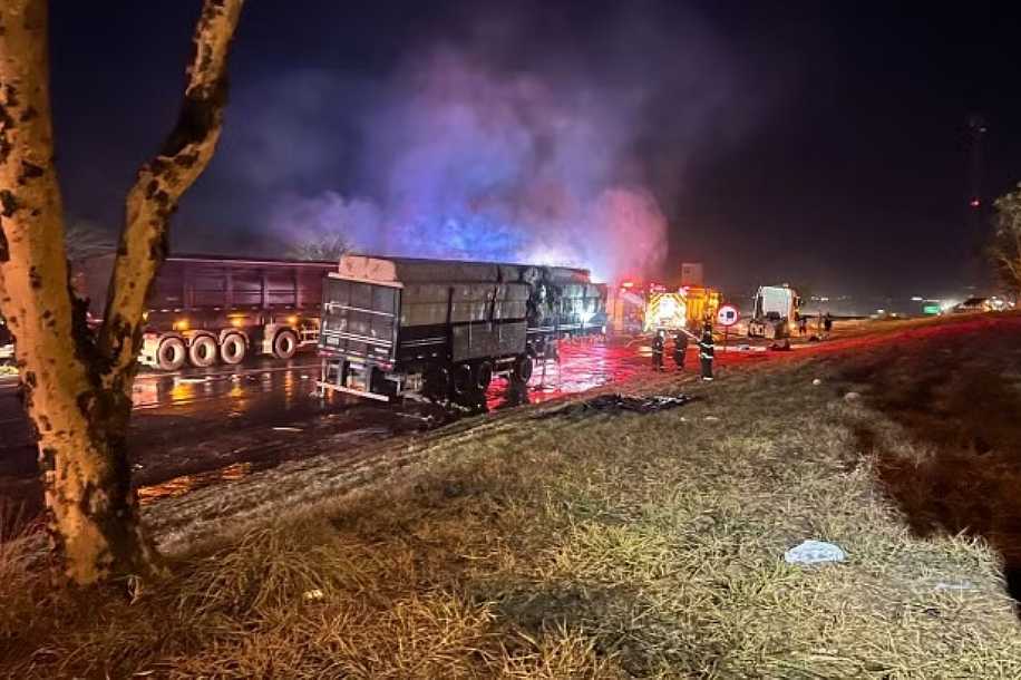 Incêndio em caminhão carregado com algodão causa interdição parcial da SP-310 em Rio Preto