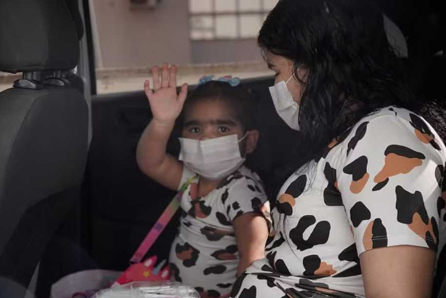 Menina de 3 anos que recebeu doação de coração em tempo recorde em hospital no interior de SP recebe alta