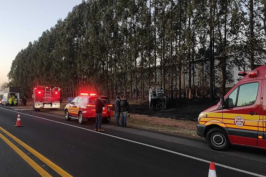 Perua bate em carreta e dois morrem carbonizados