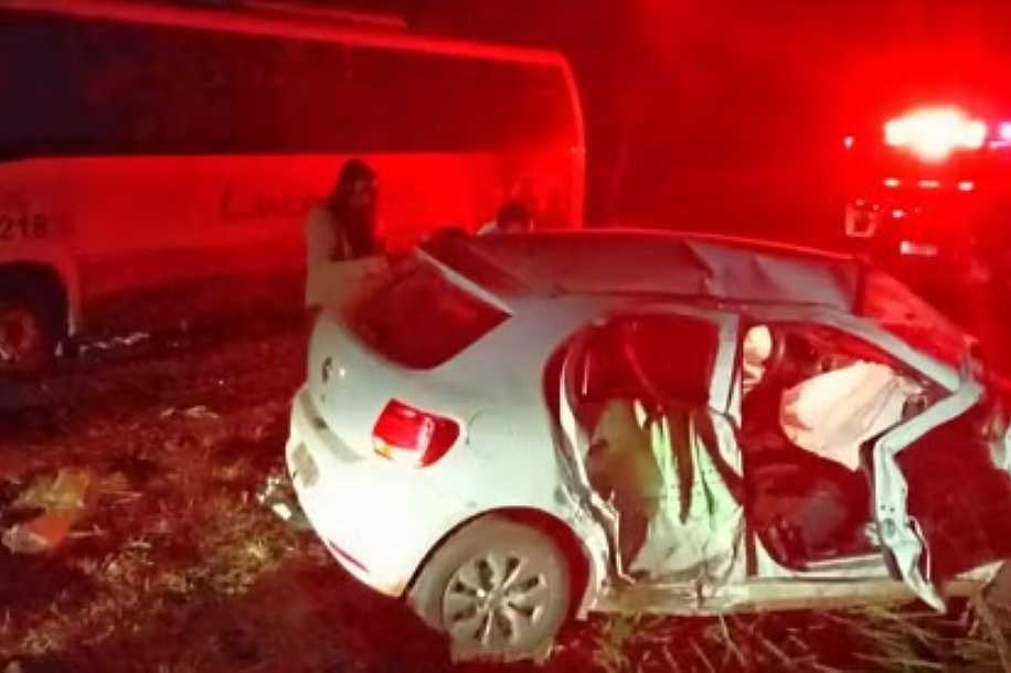 Motorista e passageira grávida ficam feridas após ônibus com estudantes atingir a lateral de carro em Castilho