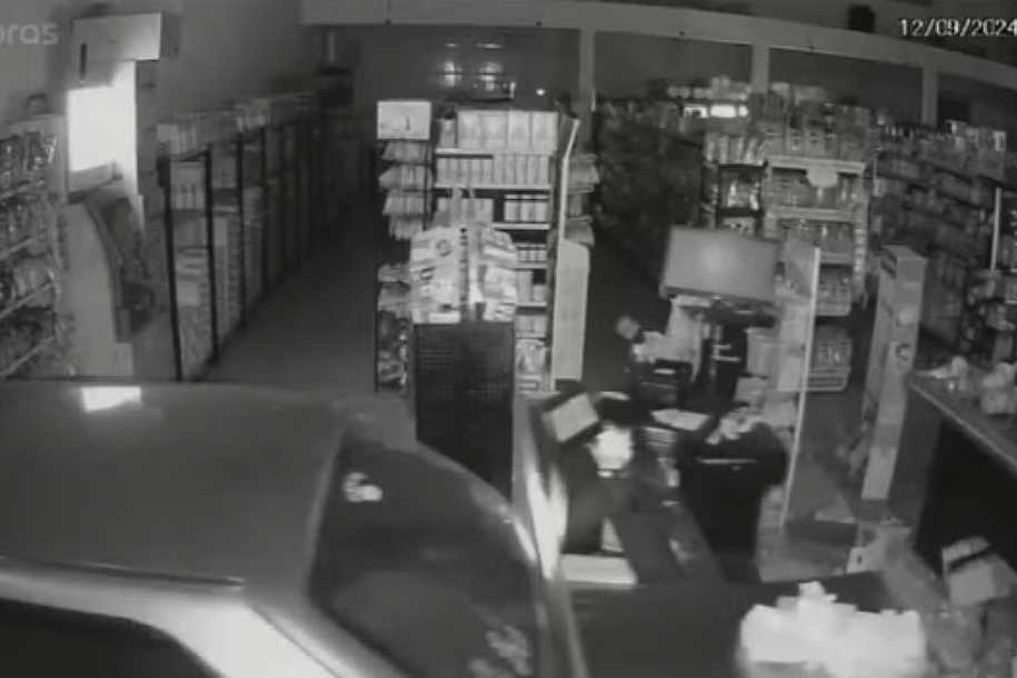 Ladrões usam carro para quebrar porta, invadir e furtar mercado em Rio Preto; vídeo