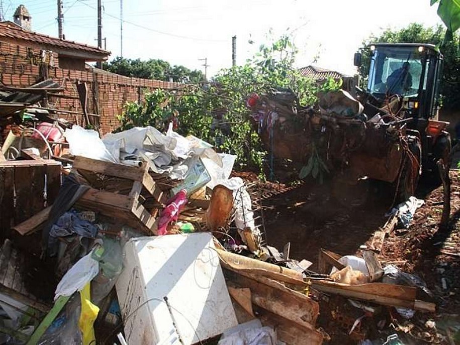 Prefeitura retira 5 toneladas de lixo e entulho de casa em Birigui