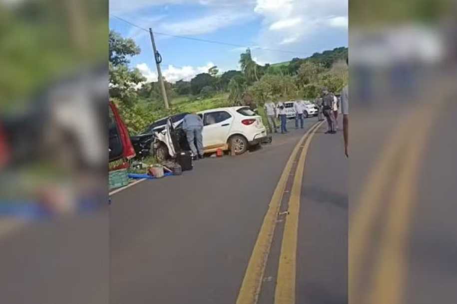 Idoso morre em acidente entre carro e caminhonete em rodovia do interior de SP