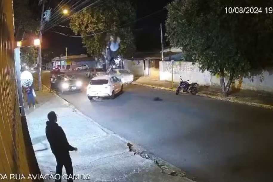 VÍDEO: piloto fica ferido após empinar moto e veículo ir parar no teto de carro no interior de SP