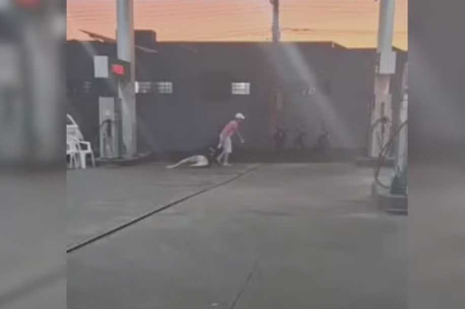 Homem é preso após ser filmado agredindo e arrastando namorada pelos cabelos em posto de combustível