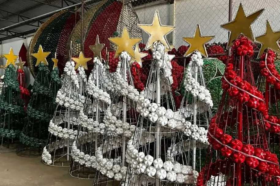 Sonho de Natal 2024 começa a ser instalado em Santa Fé do Sul