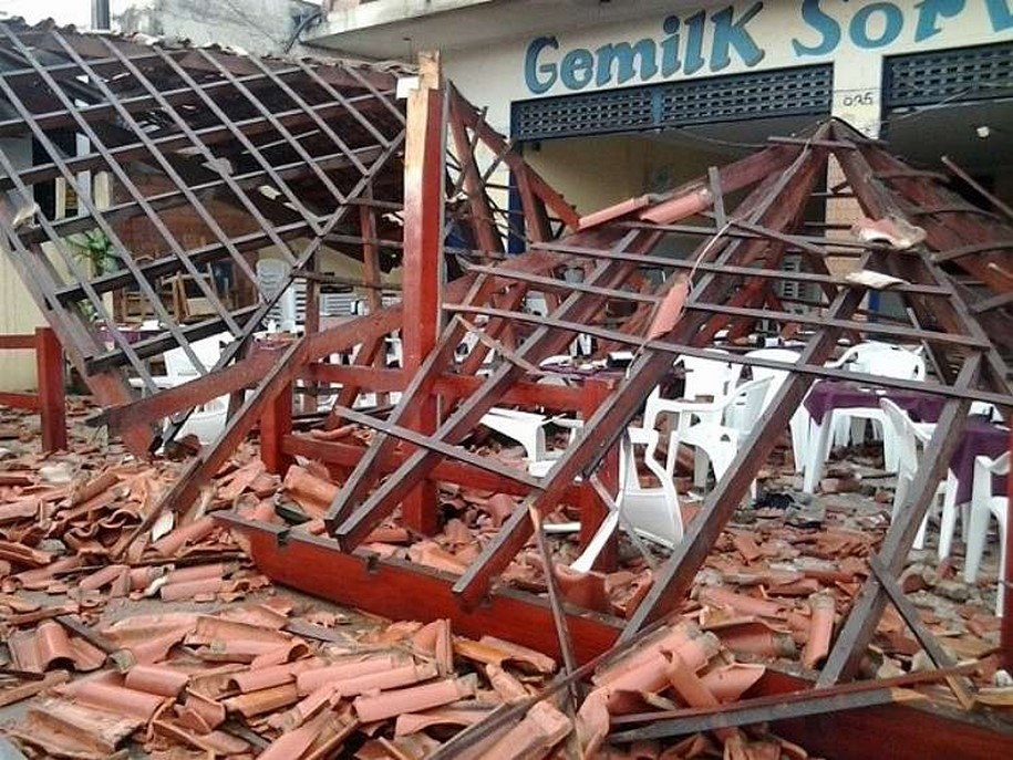 Cobertura de restaurante desaba por causa da chuva em Rio Preto