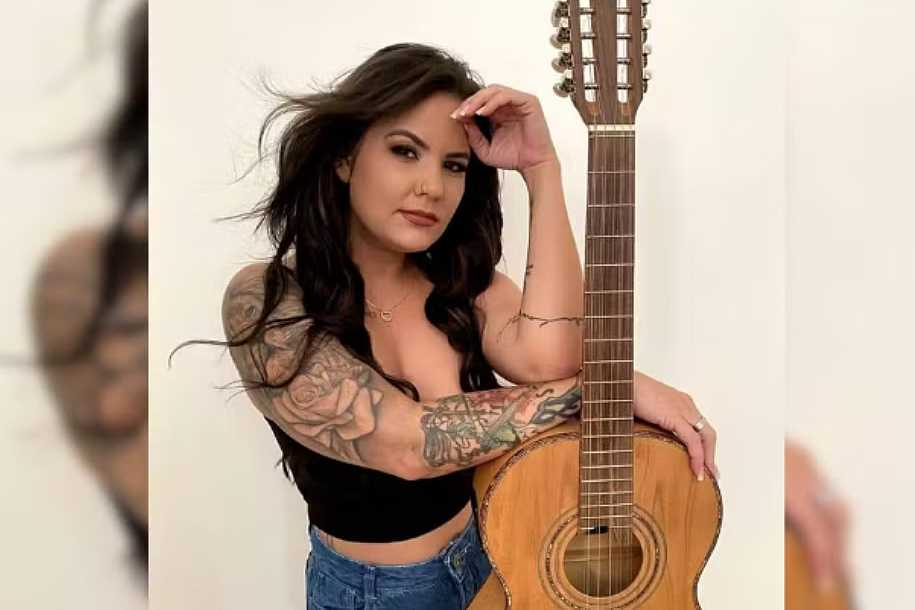Cantora sertaneja morre ao capotar o carro em vicinal no interior de SP