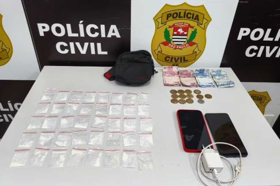 Adolescente suspeito de tráfico de drogas invade escola infantil em fuga da polícia e é apreendido