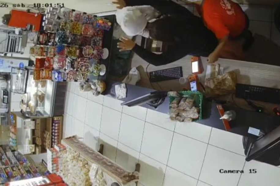 Homem assalta padaria, rende cliente e funcionários do caixa no interior de SP