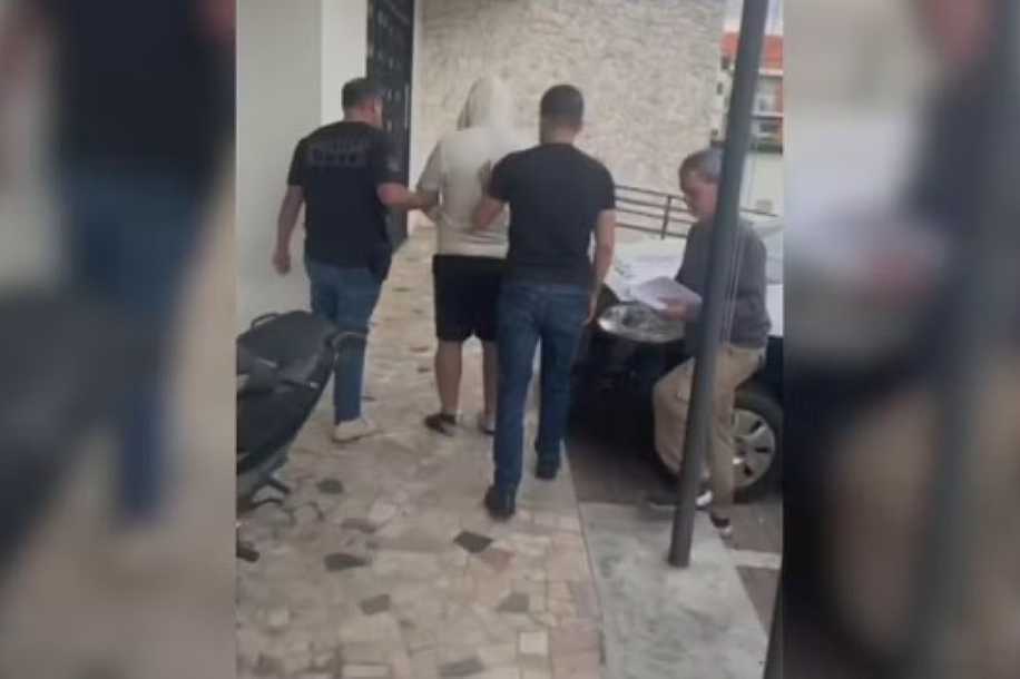 Suspeito preso por esfaquear, matar e arrancar órgão genital de homem espancou companheira na frente do filho dela horas antes, diz polícia