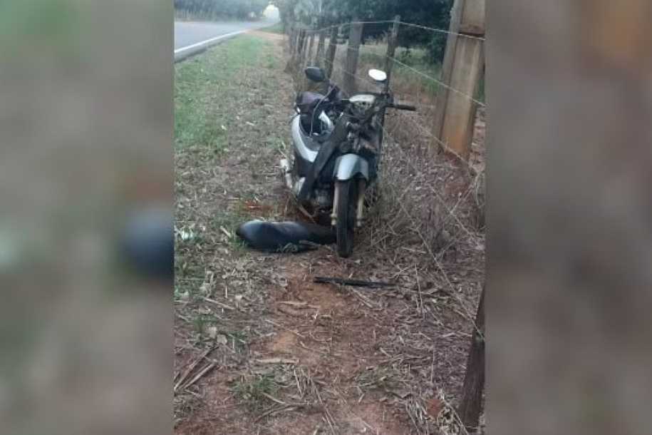 Seringueiro é entubado na UTI após carro invadir contramão e bater de frente com moto no interior de SP