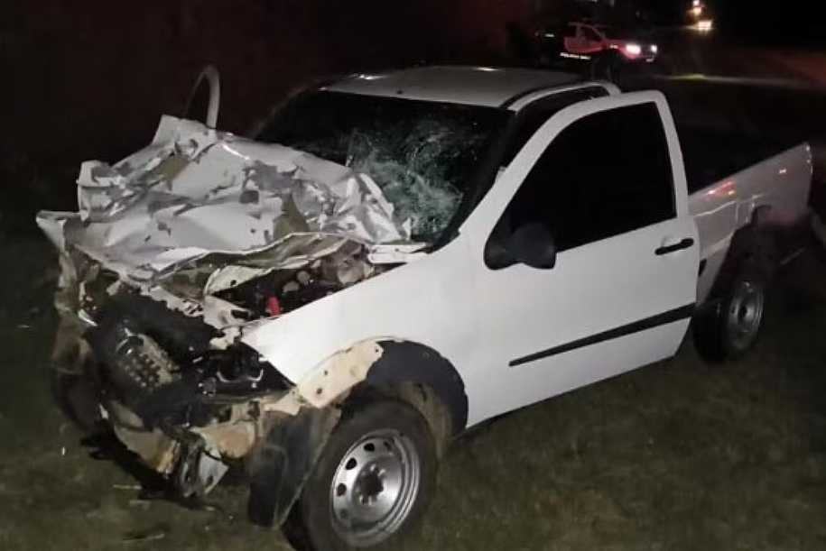 Jovem de 22 anos morre após batida entre picape e caminhão em Zacarias