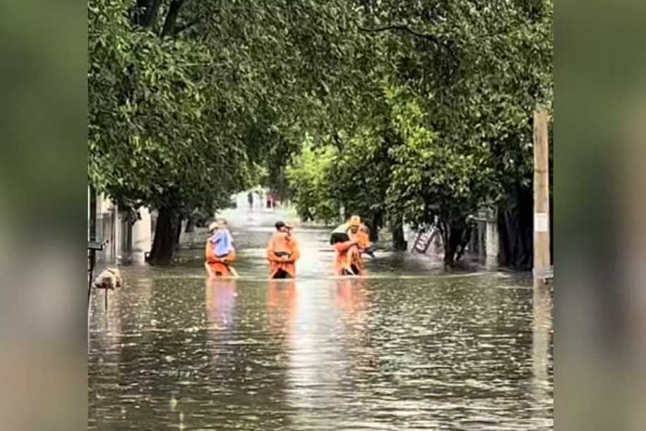 Crianças são resgatadas após transbordamento da Lagoa das Flores em Araçatuba