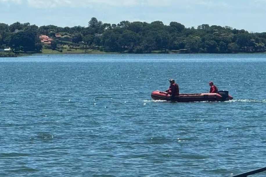 Pescador desaparece na água após cair no rio e amigo dele é resgatado por barco no interior de SP