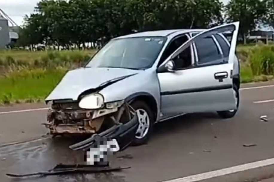 Carro bate em ônibus, roda na pista e atinge outro veículo em rodovia de Birigui