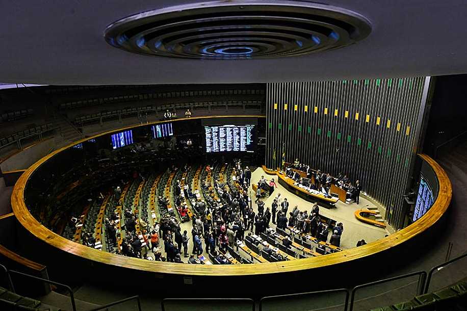 Sem justificativa, Congresso aumenta fundo eleitoral bilionário em 185%