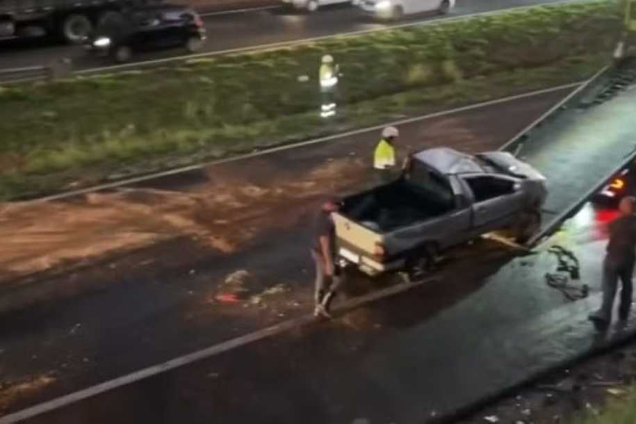 Acidente entre dois carros provoca lentidão na rodovia Washington Luís em Rio Preto; três pessoas ficam feridas