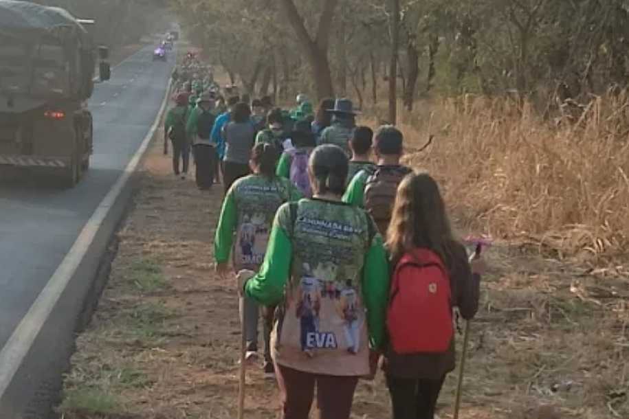 Fiéis caminham 60 km durante 3 dias de Rubinéia a Jales para participar da 40ª Romaria, no domingo