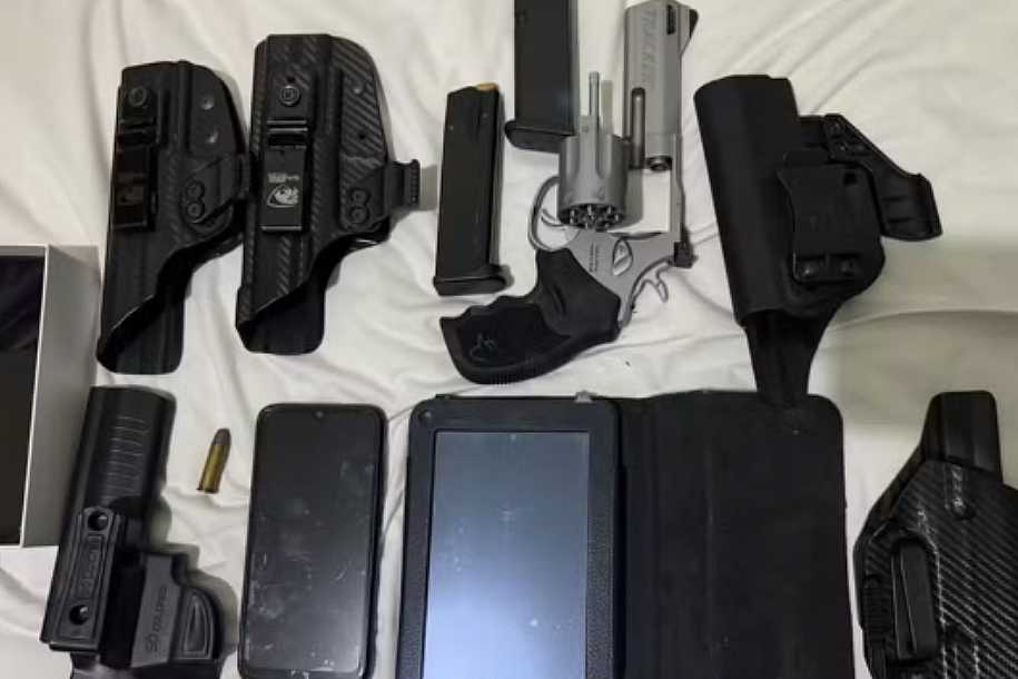 Polícia apreende arma, munição e celulares em ação contra policial penal réu por matar homem em frente a bar