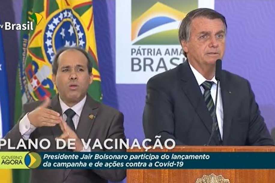 Plano de vacinação: governo negocia 350 mi de doses e cita compra da Coronavac