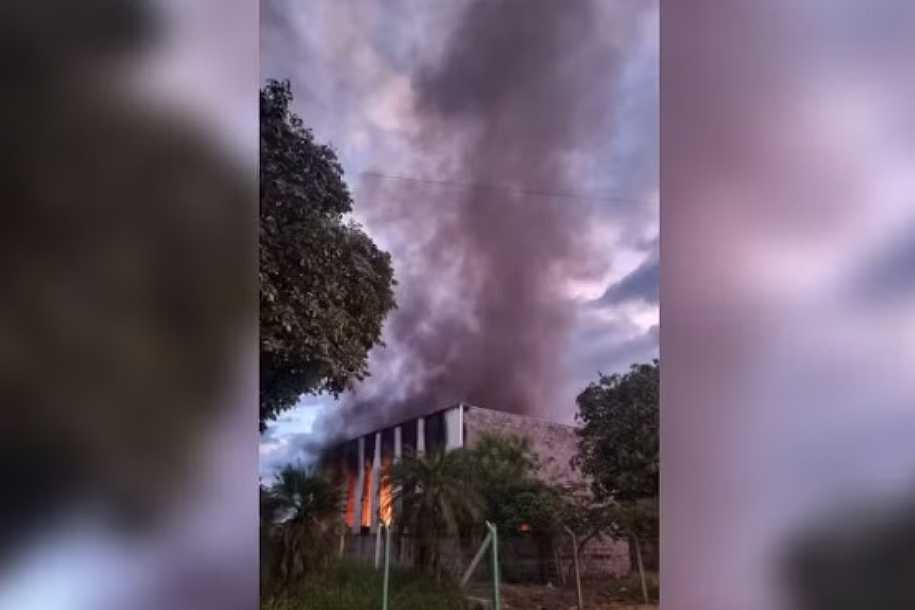 Incêndio de grande proporção destrói galpão de reciclagens em Birigui